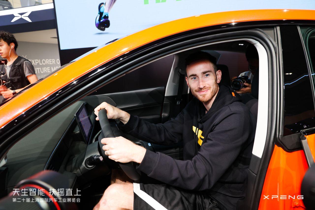 小鹏突然间会营销了..
这次找来身高 2.01 米的 NBA 球员海沃德来体验小