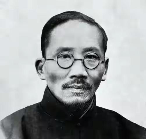 [月亮]1998年北京，一个叫张建良的老头儿走了，讣告干巴得像一张废纸。
 
没