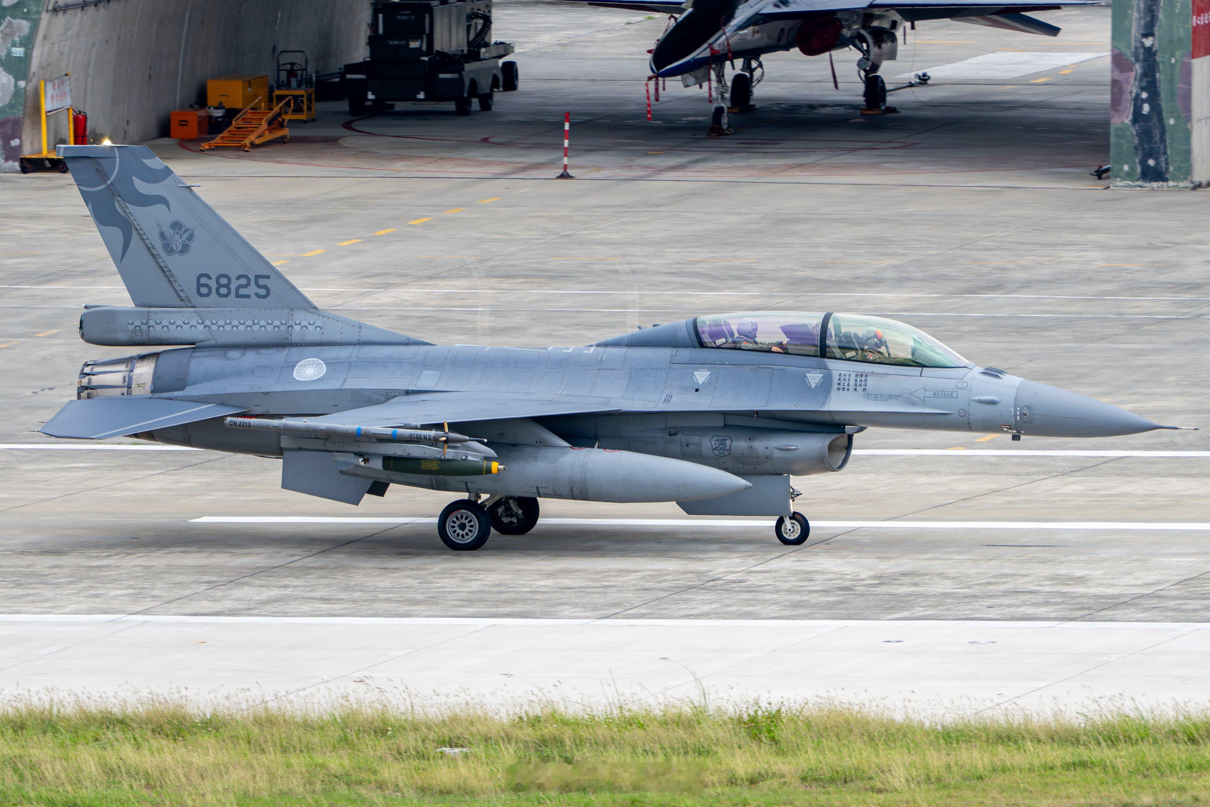 台东志航基地F-16AM/BM，师承日系喜欢在座舱底下机身上标注飞行员名字航空创
