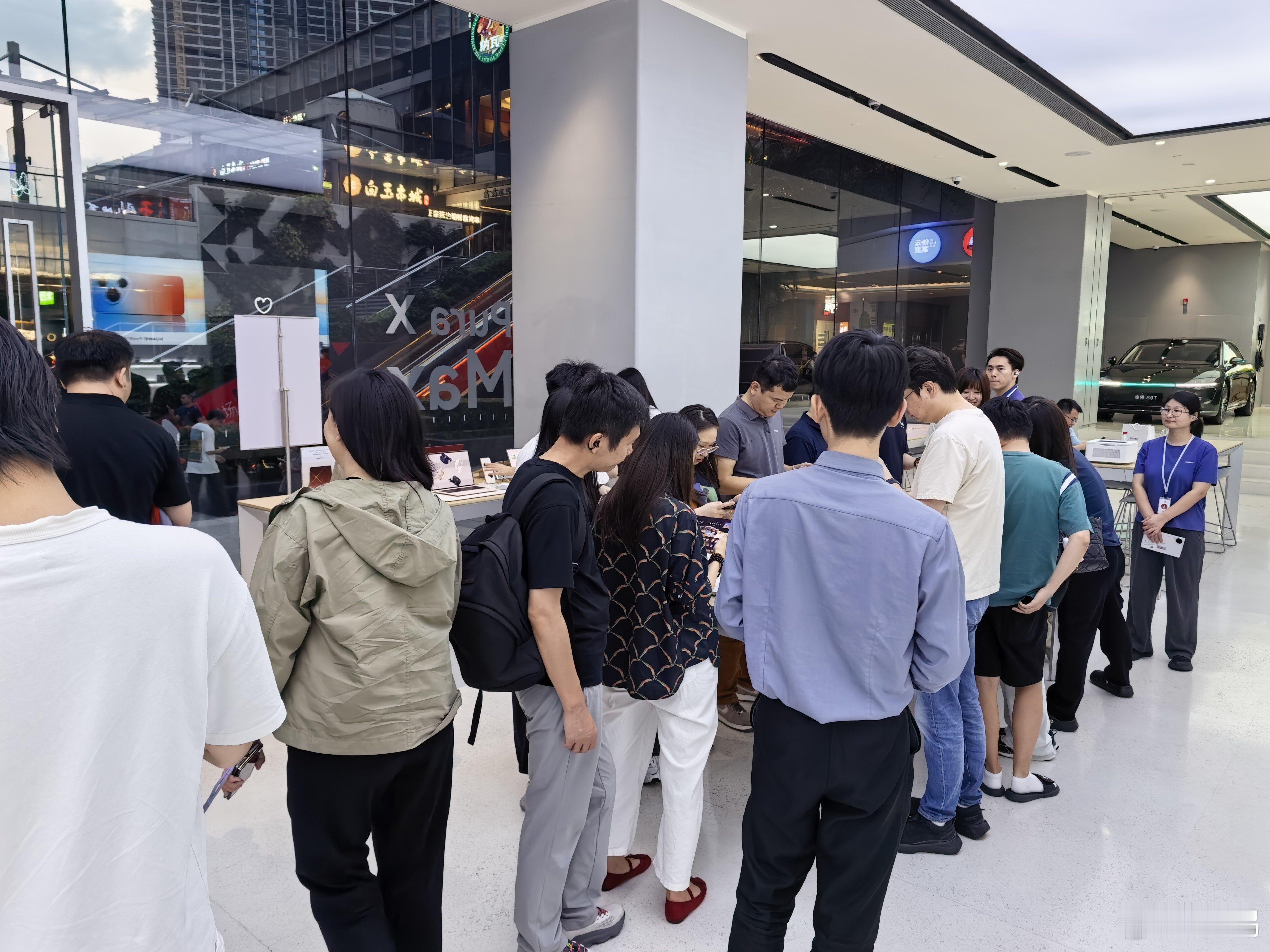 门店里的人又爆满了。