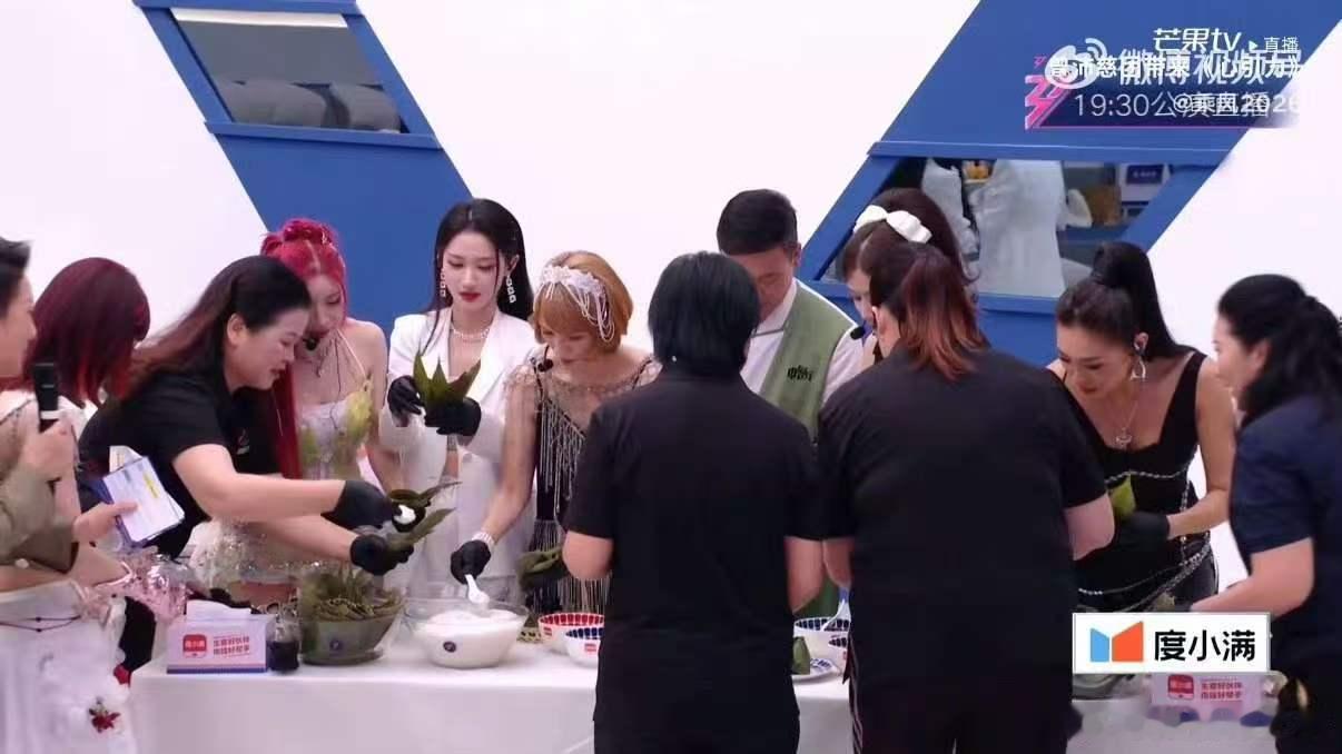 在浪姐看到了现实版乘风破浪 浪姐直播两种女性力量浪漫相遇，舞台高歌，江上挥桨，皆