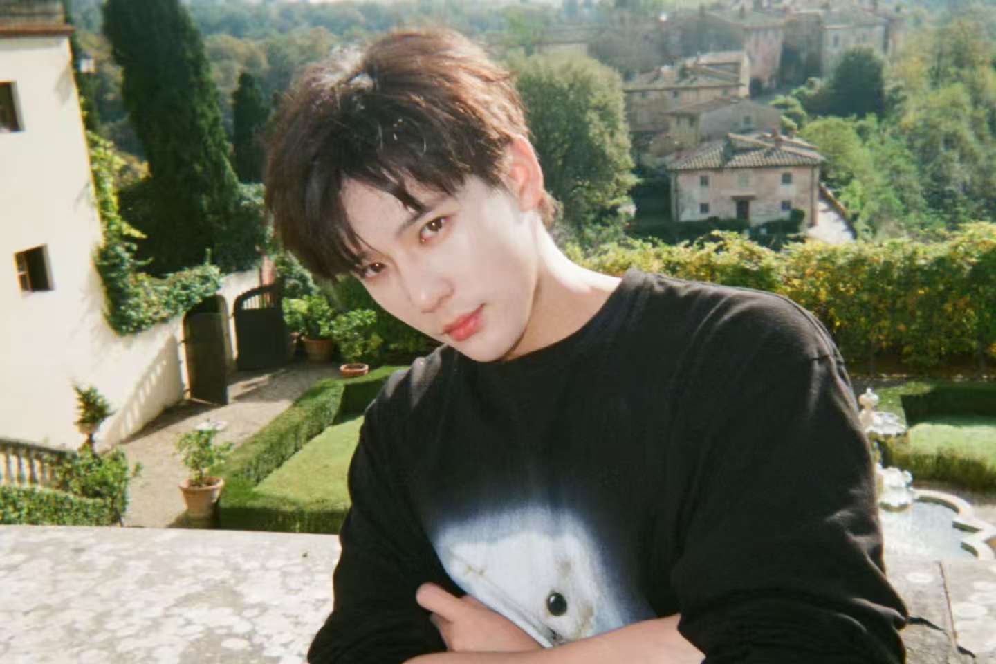 不是光洒在王安宇身上，而是它本身就是光。 