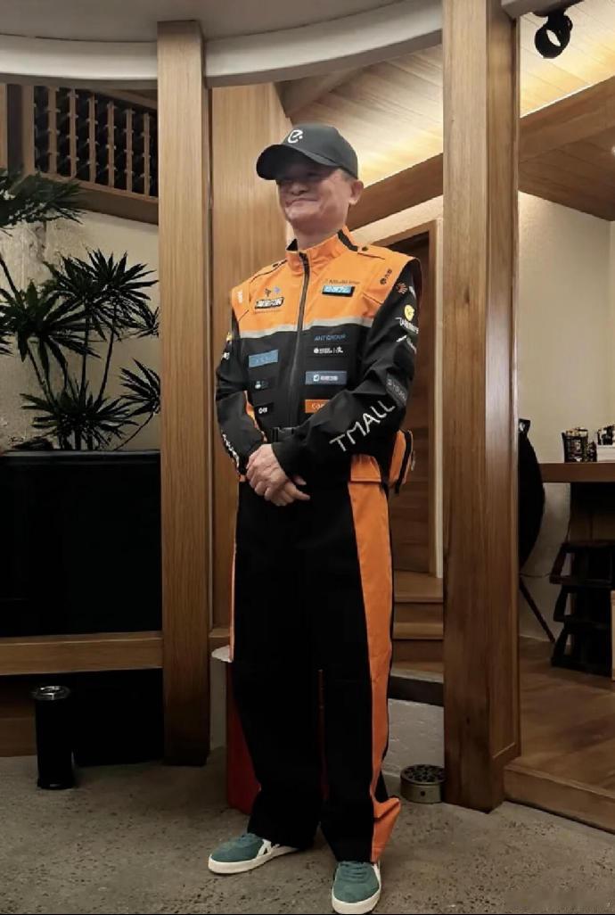 马云试穿淘宝闪购骑手服照片 闪购这个衣服搞得确实很有辨识 ​​​