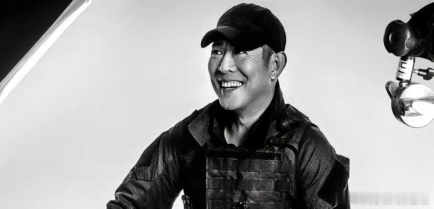 成龙推掉的那1个亿，李连杰拿了，转身建了100所学校。当年史泰龙筹拍《敢死队》，