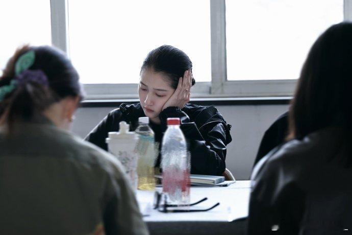 关晓彤胎毛发量关晓彤含胎毛量看这胎毛就知道发量惊人，晓彤这颜值底子太抗打，素着也