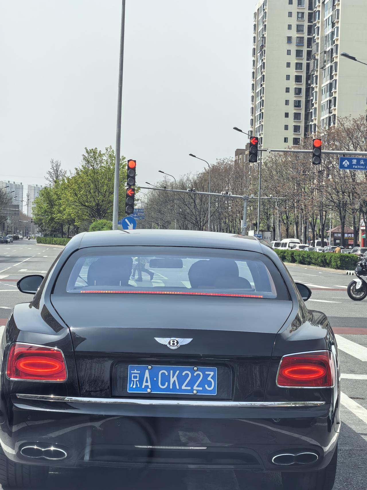 今天在朝阳区马路上，正赶上是个红灯，看见标牌是个8的车，也没看出与众不同，据说应