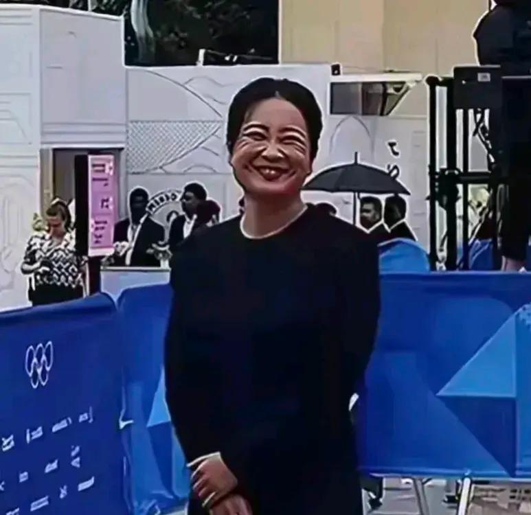 贾玲赢了名利，却输了最重要的人缘二字，看看她现在的减肥后遗症，不笑的时候挺好看，