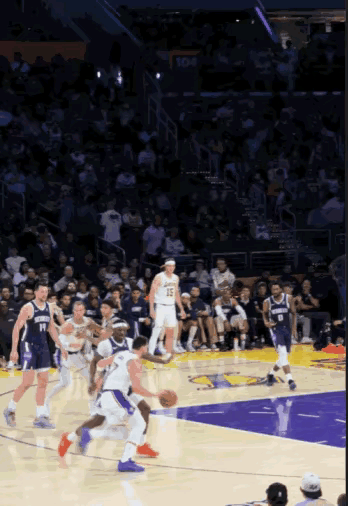 [捂脸][捂脸][捂脸]这球看傻了！东契奇告诉你什么叫“进攻端的艺术家”！
 