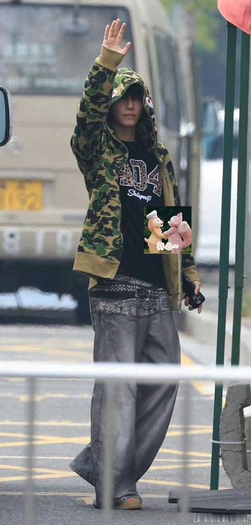 王赫野邵子恒张卓尔上班造型被调侃披荆斩棘直播日常潦草待机，舞台封神预定！三位哥哥
