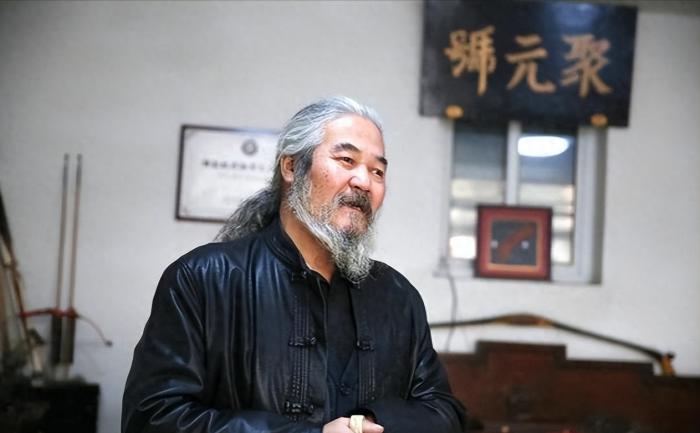 1998年，北京一位40岁出租车司机的人生轨迹，发生了戏剧性的转变。
他是杨福喜