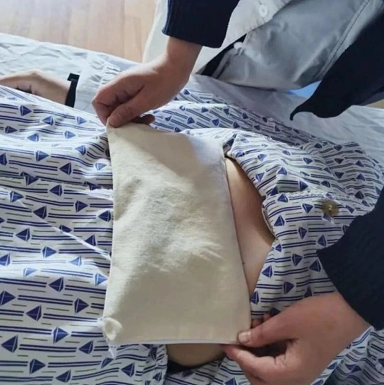 小狗也知道睡觉要盖着肚子连小狗睡觉都懂得护住肚子、给自己保暖，更何况我们自己。肚