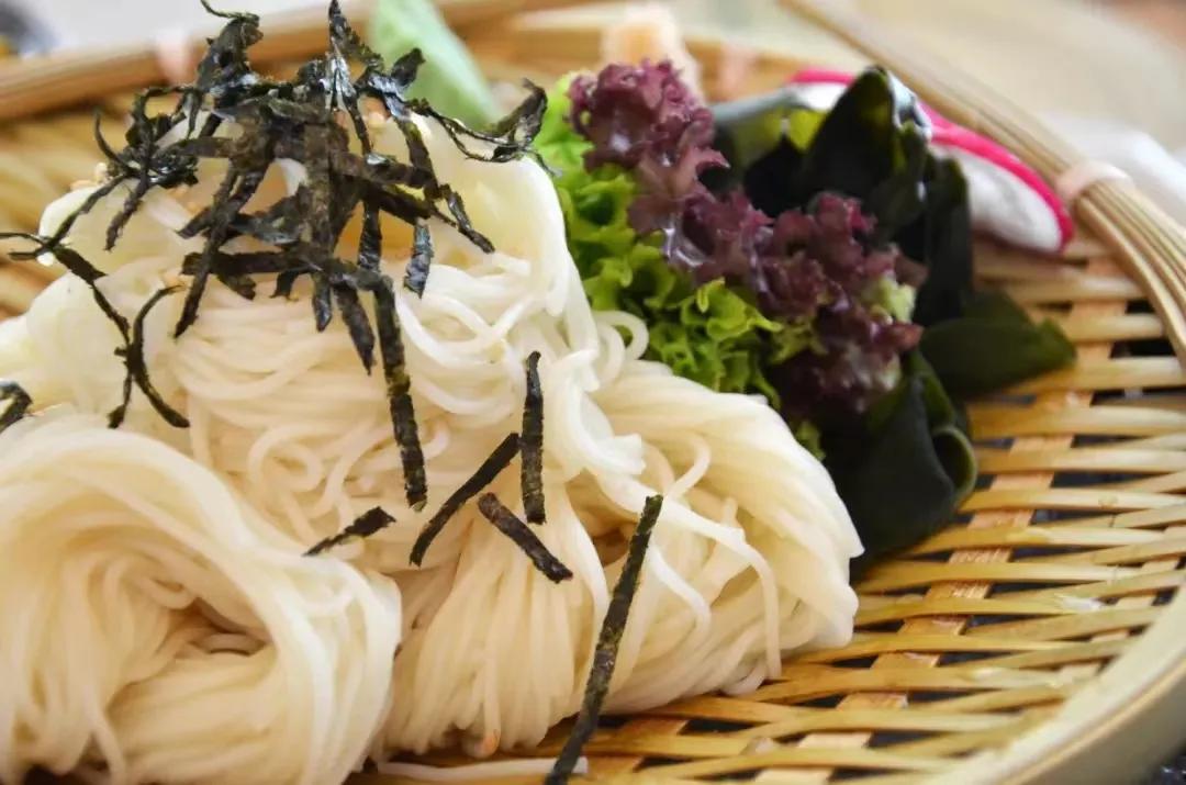 婚葬要置办酒席，学佛人该怎么办？

问：我是一个农村人，村里的习俗，婚葬要置办酒