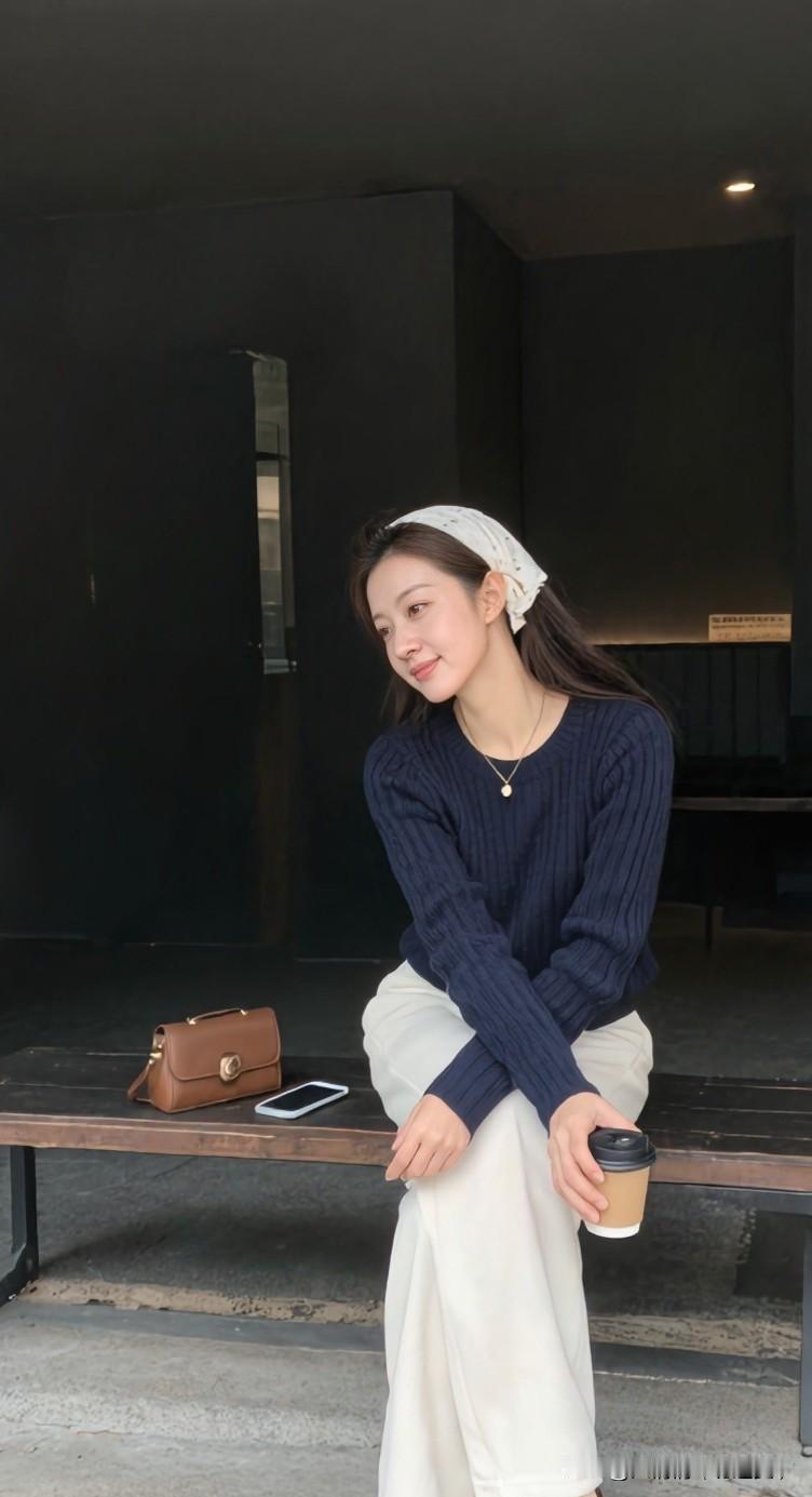 女人就要像花儿一样，
不必太在意有没有观众鼓掌。
你的美丽和精彩，
首先是为了取