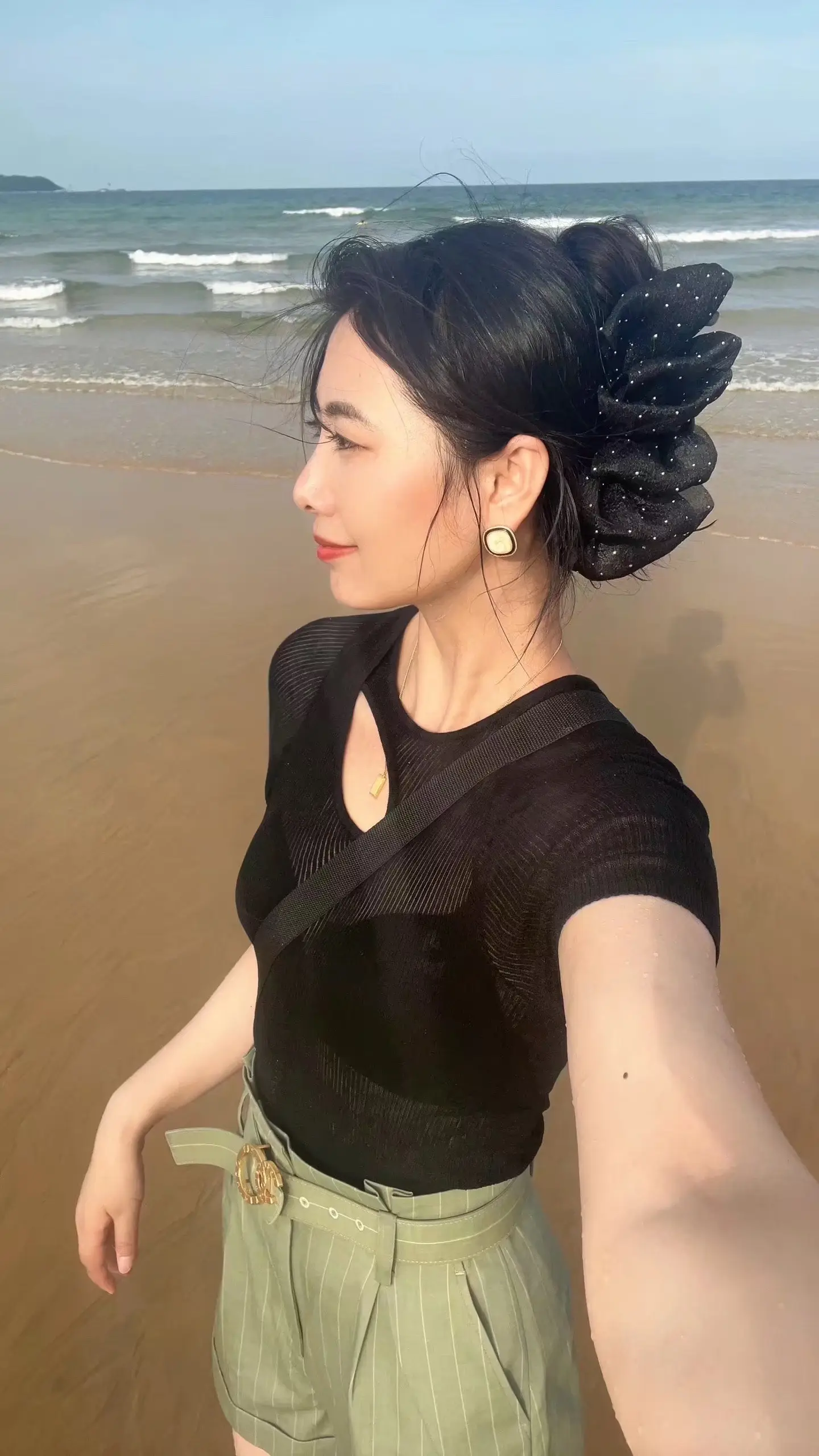 经常有人问，这么多年了还是一个人吗？其实我并不是一个人，我有时会变成害群的马、出头的鸟、盛饭的桶、绣花的枕头、退堂的鼓、替罪的羊、划水的鱼、墙头的草和搅屎的棍。