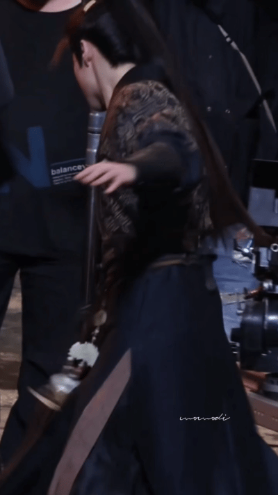 王鹤棣将门这刀怎么转的？？真是天生BKing开大圣体，这种装杯的事交给他就对了 