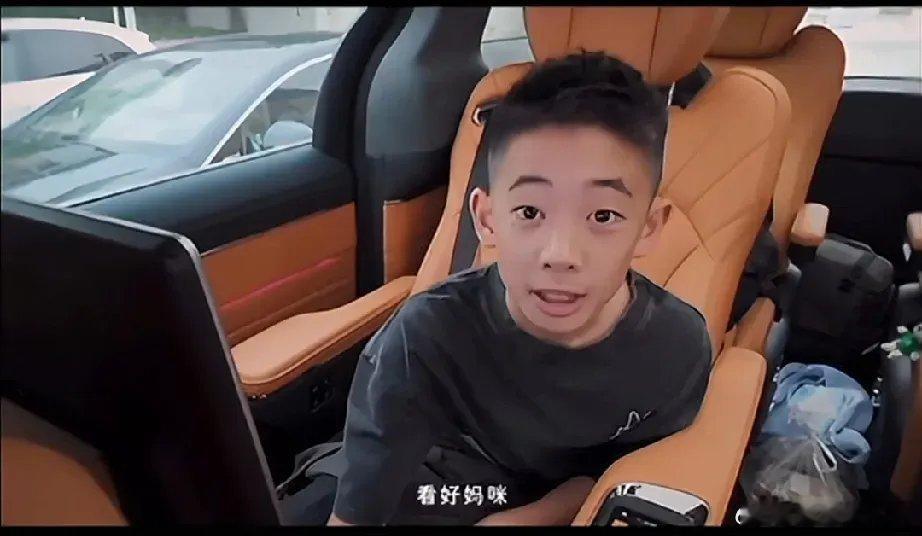 陈小春的儿子透露：“爸爸已经一个多月没回家啦。” 每次打电话，爸爸说的几乎就三件