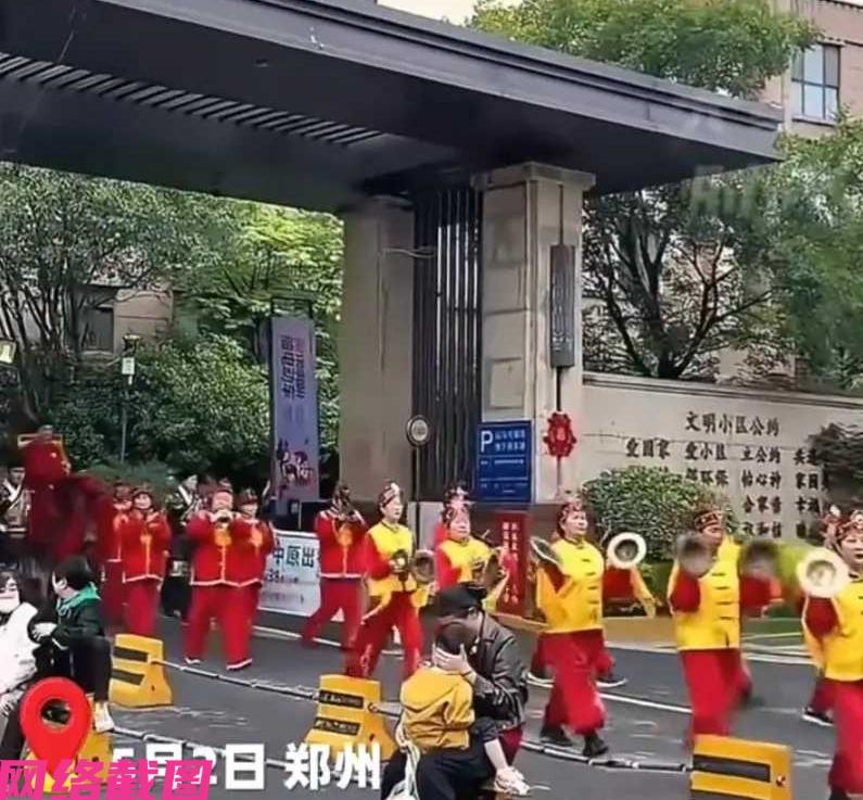 河南郑州有新人结婚，看前面新郎骑大马，后面新娘被八人抬大轿，一路吹吹打打迎娶回家