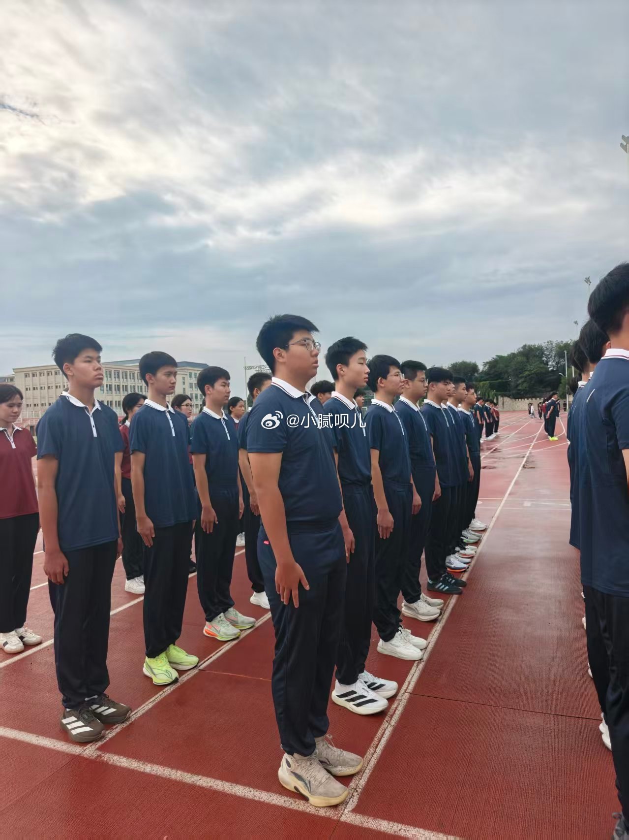 儿子住校第一天，满心都是牵挂。不知道昨晚睡得好不好，食堂伙食吃不吃得惯。军训又累
