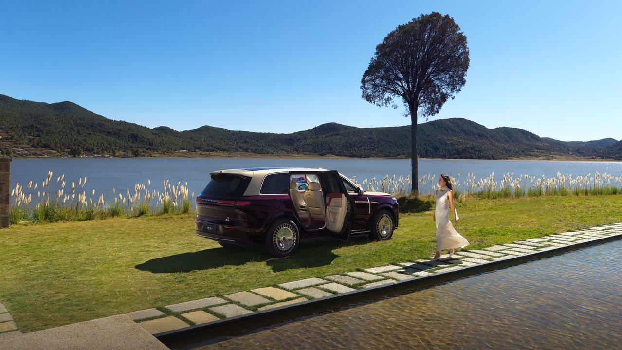 曾经，家庭出游总伴随着妥协：孩子挤在第三排喊腿麻，父母在后排揉着酸痛的腰，导航卡