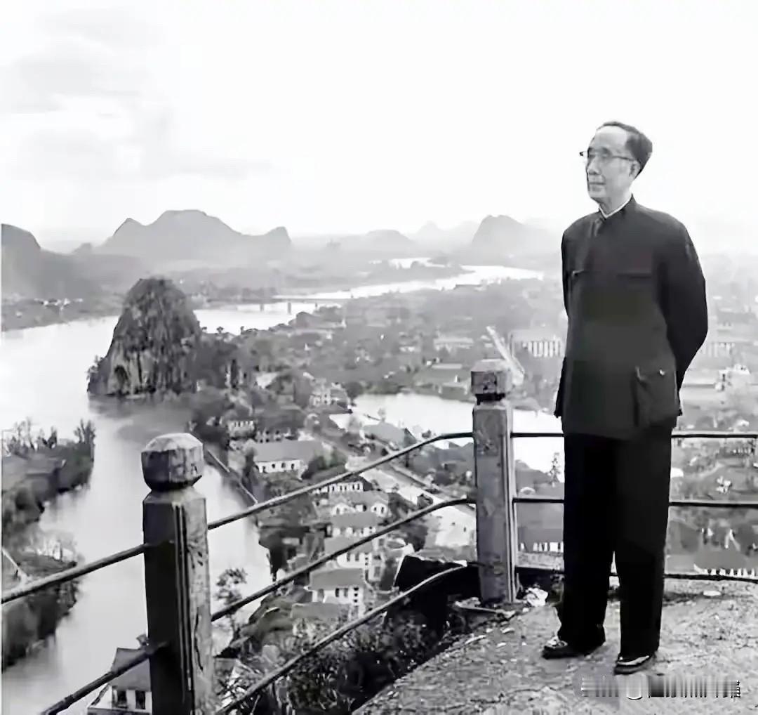1963年，晚年时期的郭沫若到桂林漓江游览时的单人照，若有所思，回忆过去。第一次