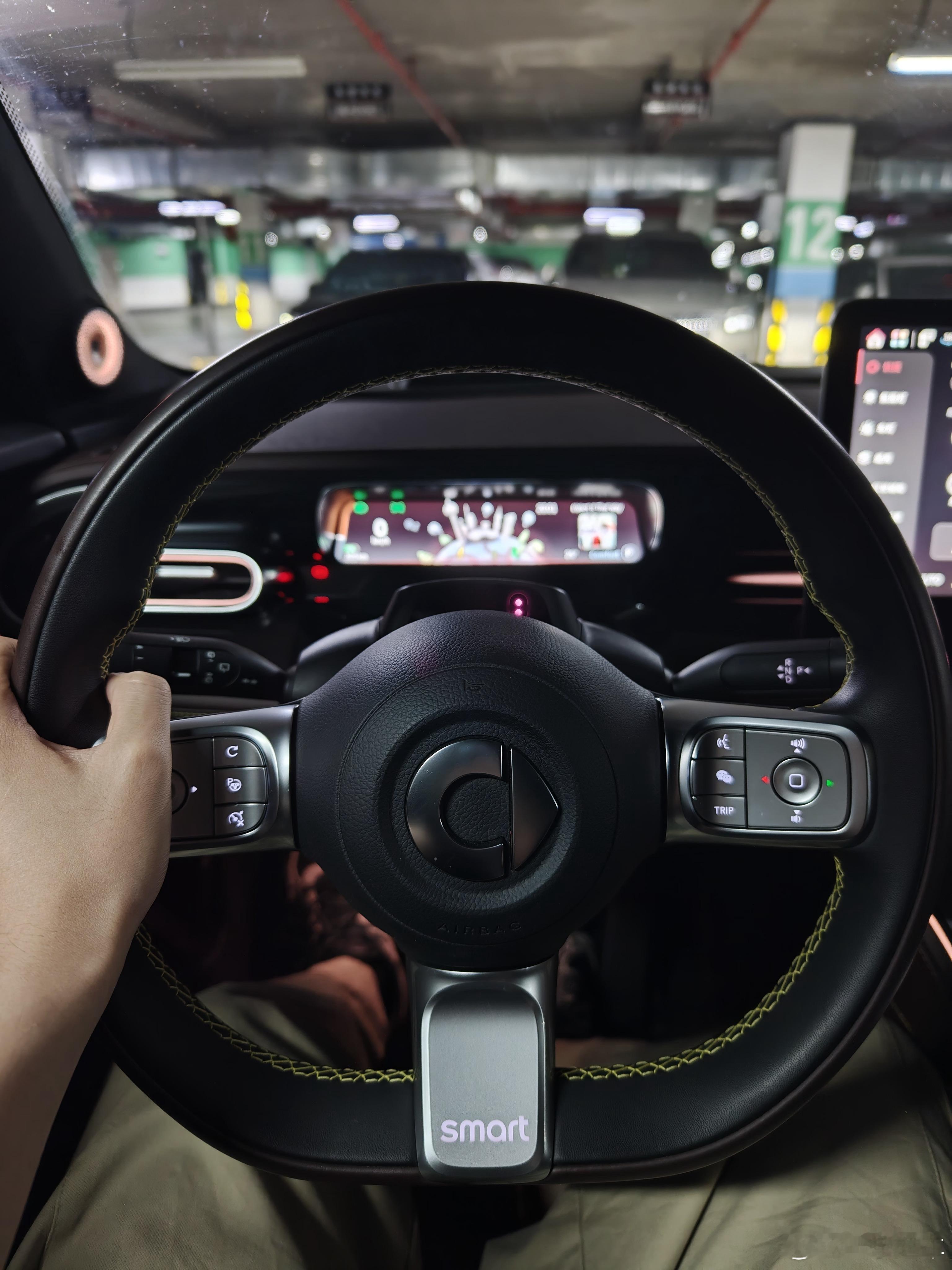 平时开精灵3我喜欢把转向调到最重的模式，这个有种开老式液压转向性能车的感觉，非常