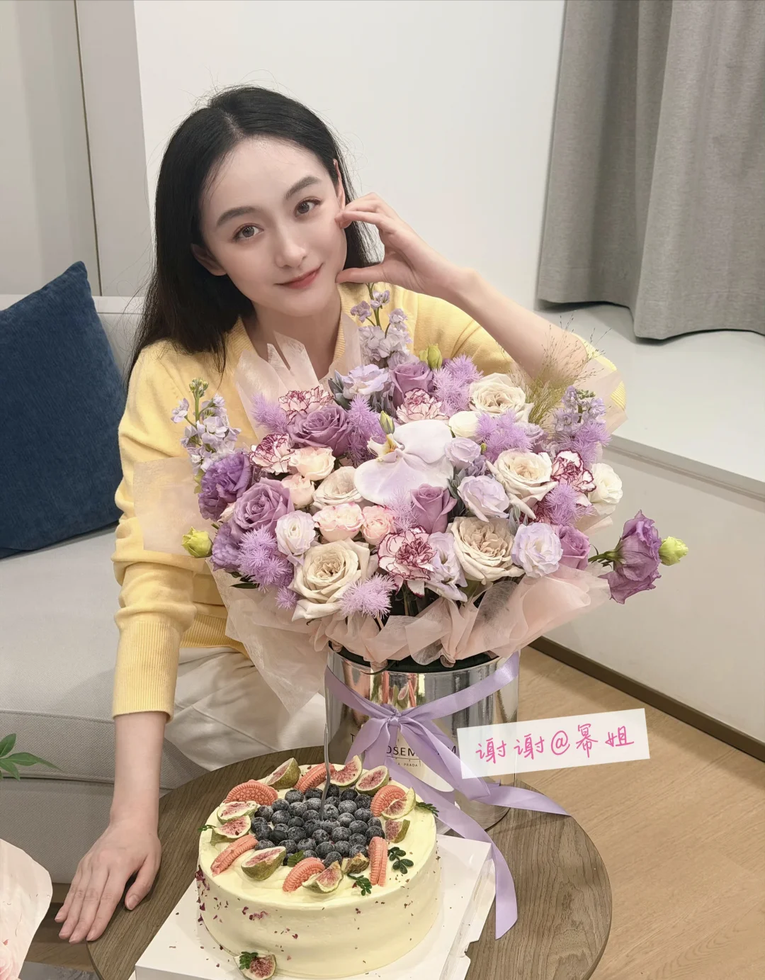 杨幂给何泓姗送生日蛋糕和花花