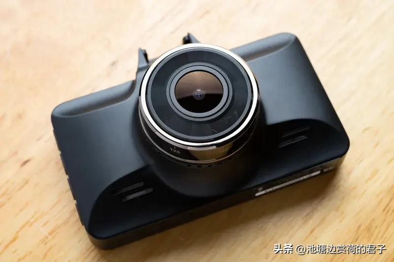 后车行车记录仪拍下老人碰瓷全程 现在碰瓷事件还真不少。吉林一老人在11月2日11