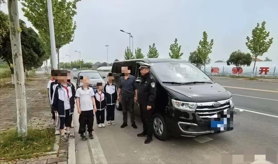 5月3日报道，湖南，一男子为了挣钱，开私家车接送8名学生，每人收25元，一趟20