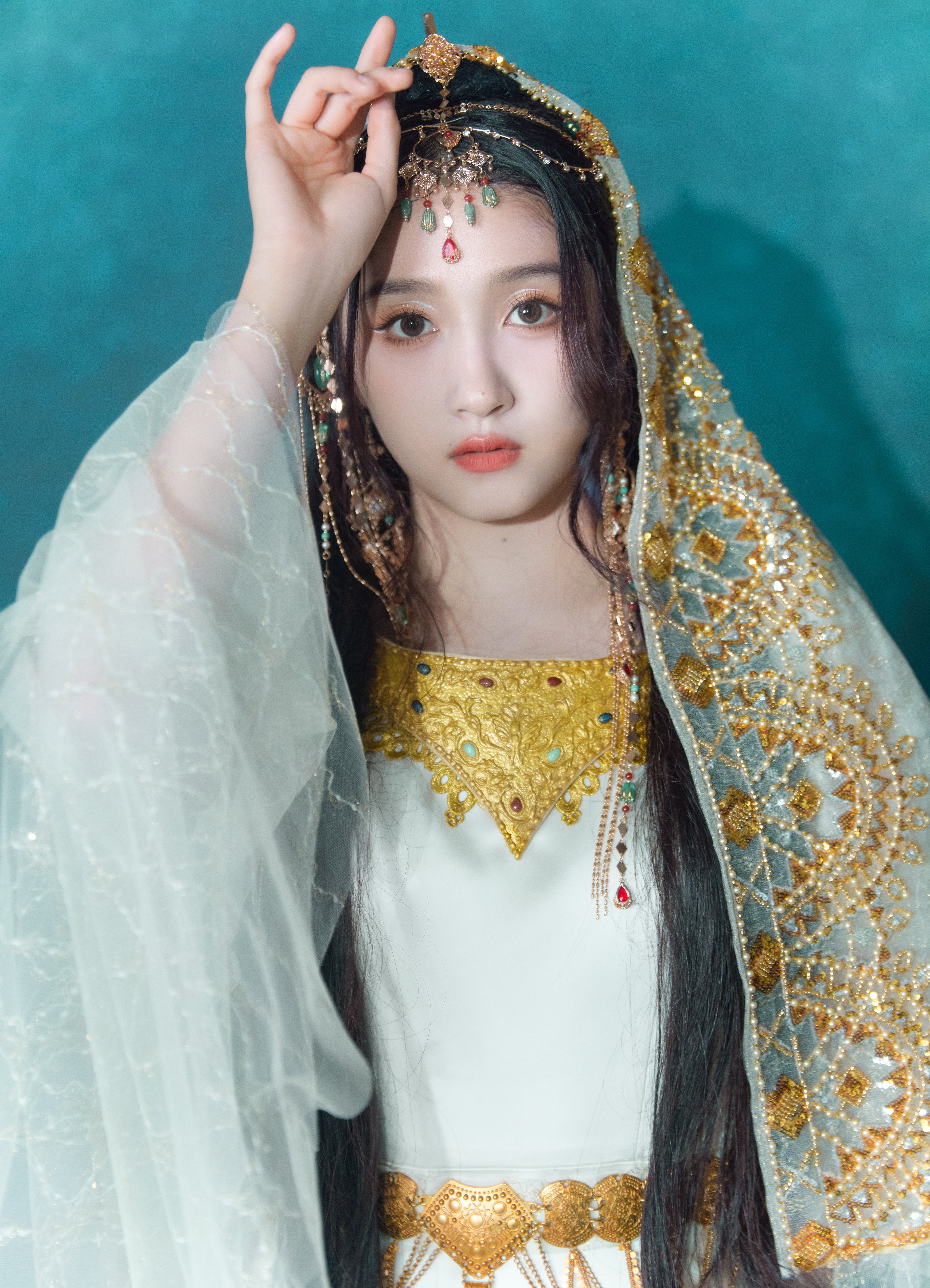 #关晓彤[超话]##关晓彤西域少女妆# 隔山跨海，思念如潮。以国宝元素为造型，跟