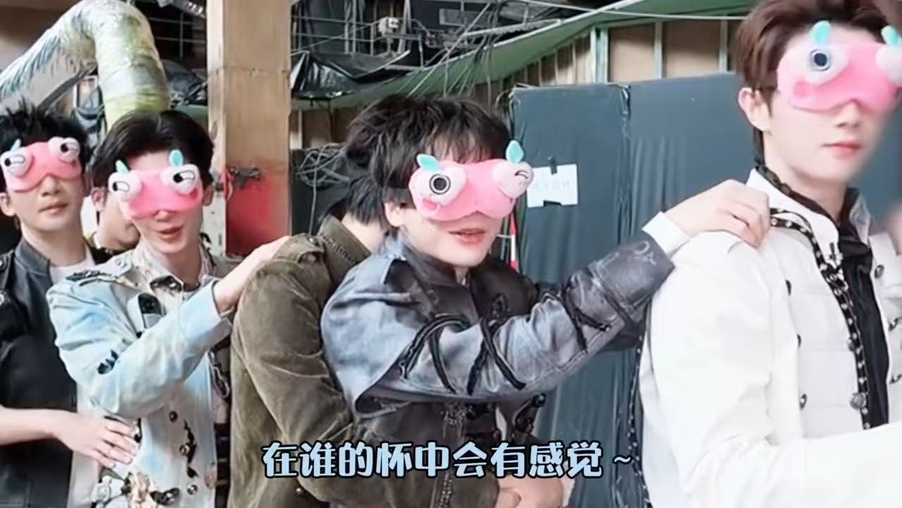 彭彭说"想听在谁的怀中～"，张真源笑得整个人弹起来然后抱上去。手势舞教着教着变成