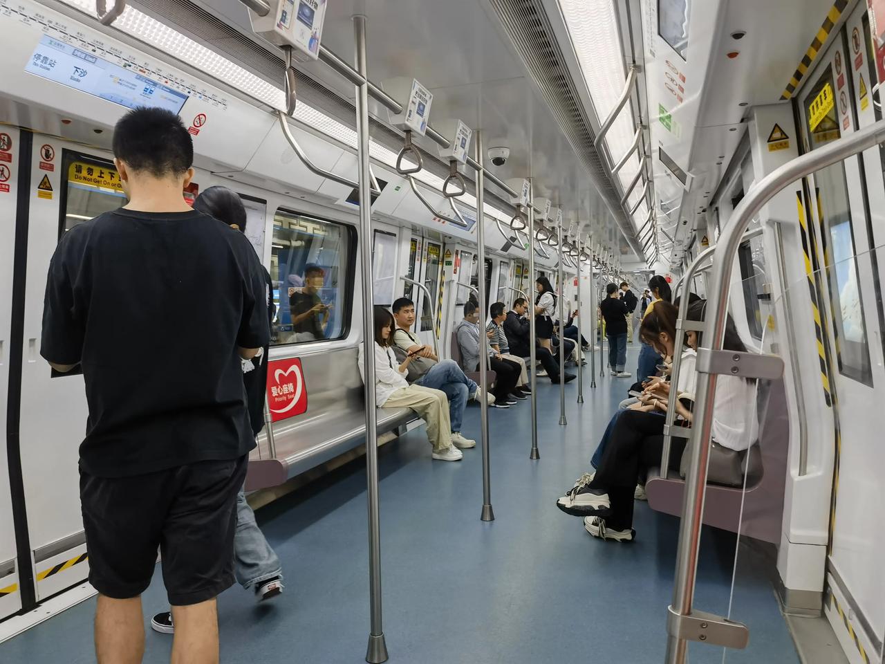 深圳9号地铁线，就现一等仓，人少、安静、干净。