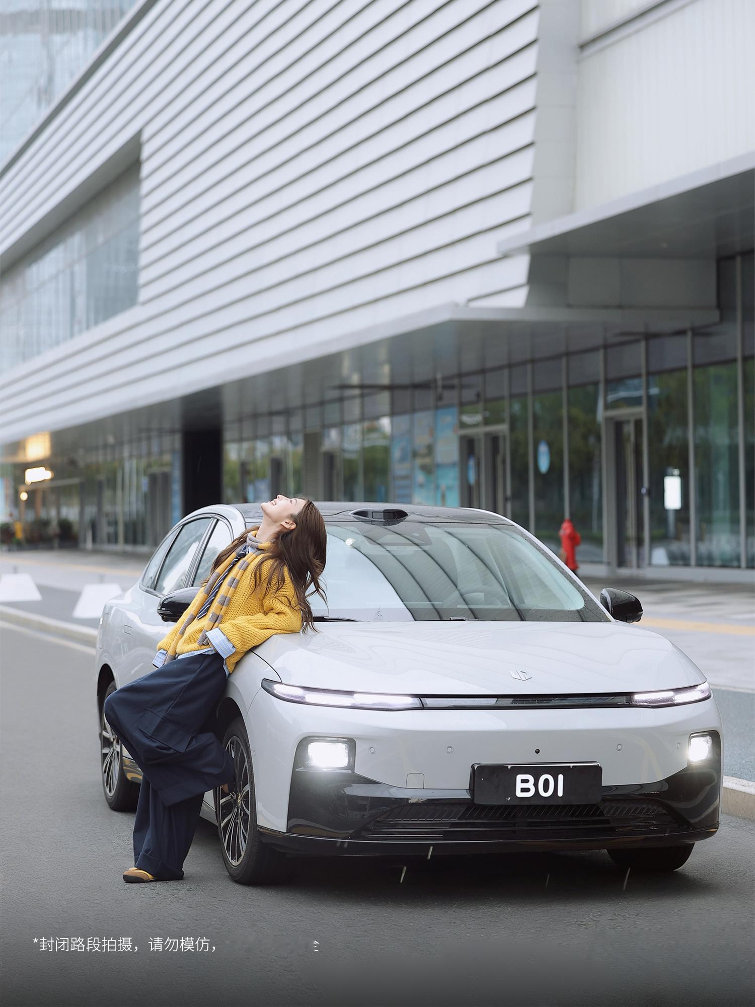 阳光之下，与零跑B01共赴心动时刻✨🍃一起收集这座城市的阳光与微风🚗光影勾勒