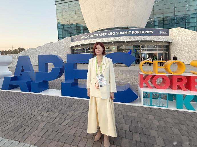 这才是杜华的本业 杜华不仅是综艺中的“严厉导师”，她还是乐华娱乐的幕后大佬！从王