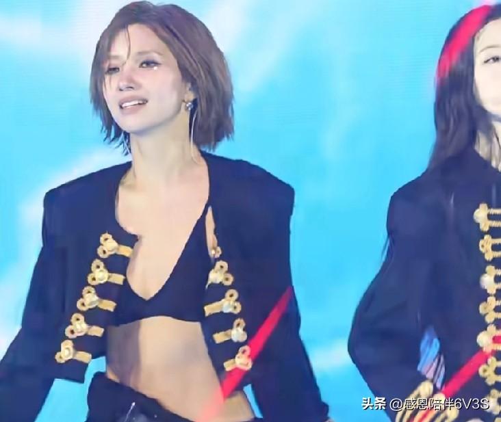 哎哟喂，田小娟这次造型真给我拿捏住了！这发型绝了，裤子也怪特别的。她157这小个