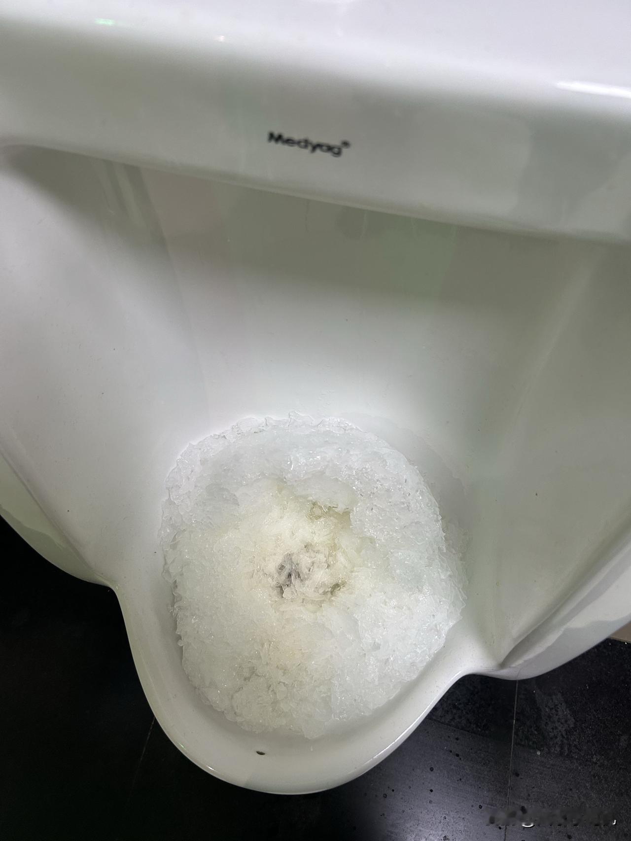 男厕所里边那么多冰块是怎么回事儿？今天去一家商超买东西，然后超市里边的对面为顾客