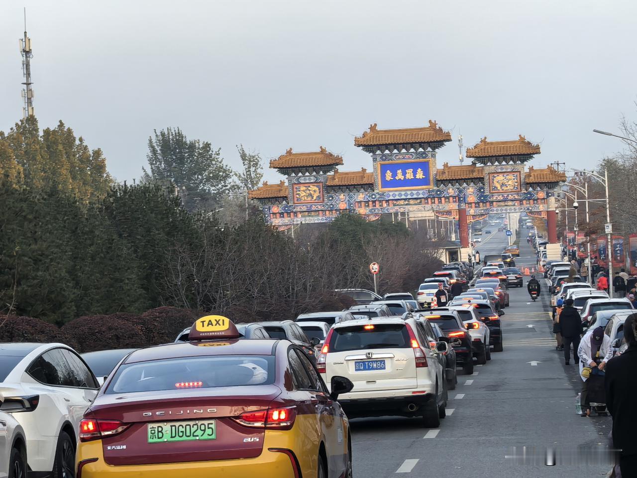 深秋周末的西山国家森林公园，不堵车几乎就是不可能的。