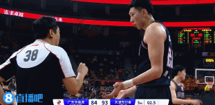 裁判吹罚摇摆不定，周琦违体，争议都没有反关节伤人更严重

杜锋显然不在乎输赢了，