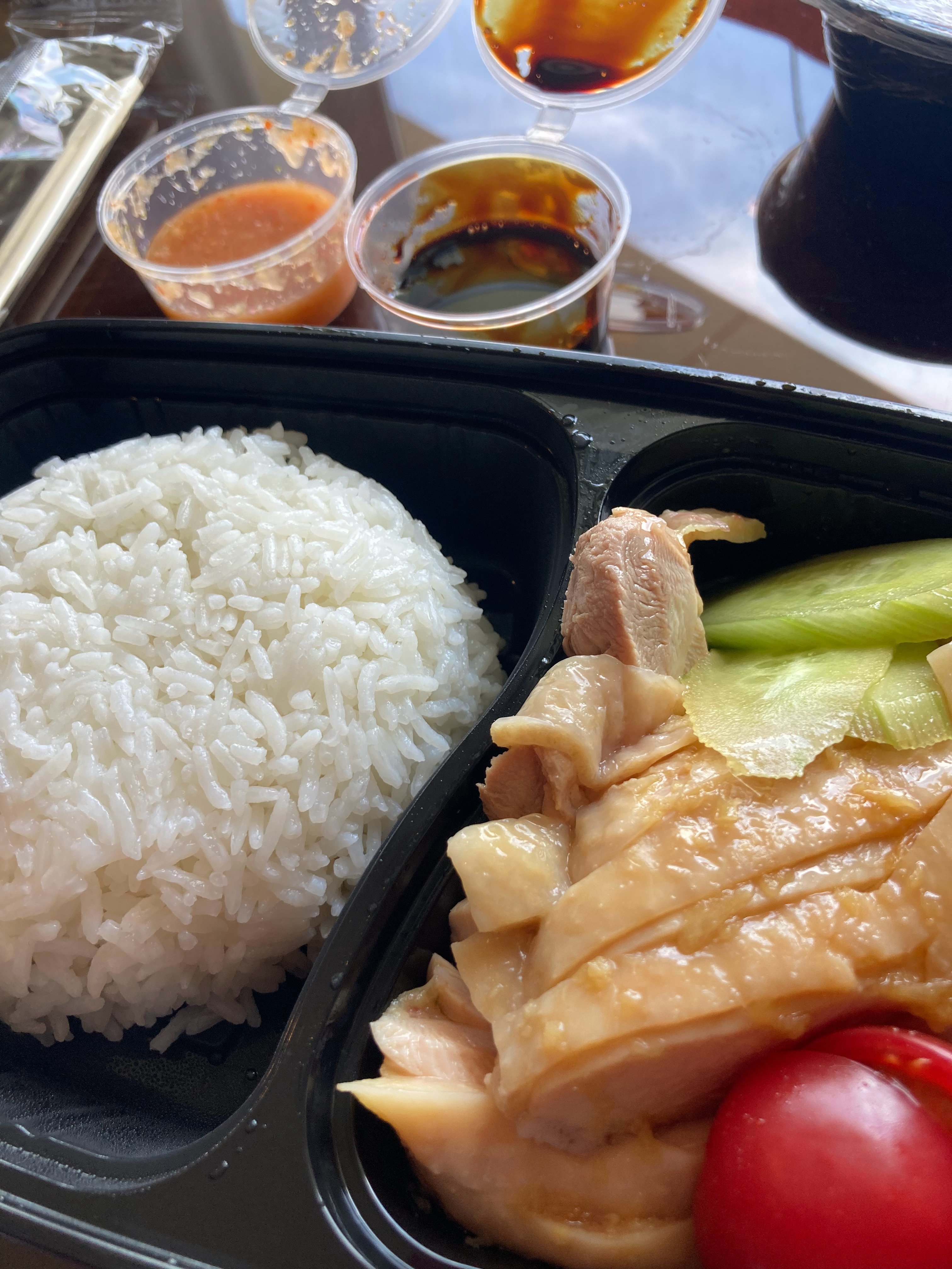 天津小白楼附近的南洋餐室，有天津最好吃的海南鸡饭。重点是在淘宝闪购上叫外卖用券之