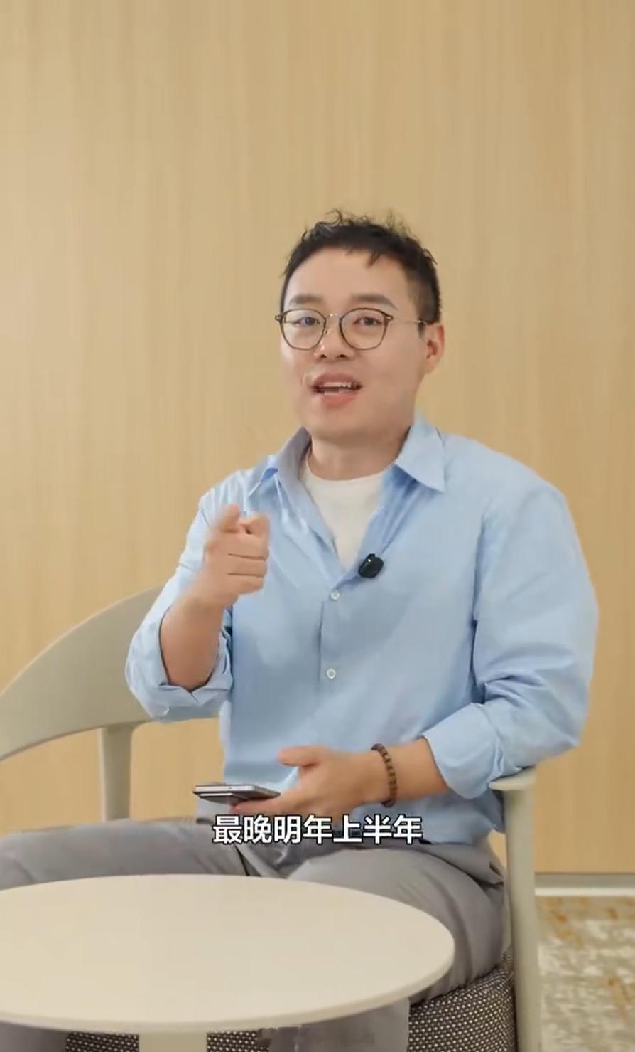 徐起透露真我的智能手表最晚明年上半年之前发布；之前老王就就发过真机图，方形大 R