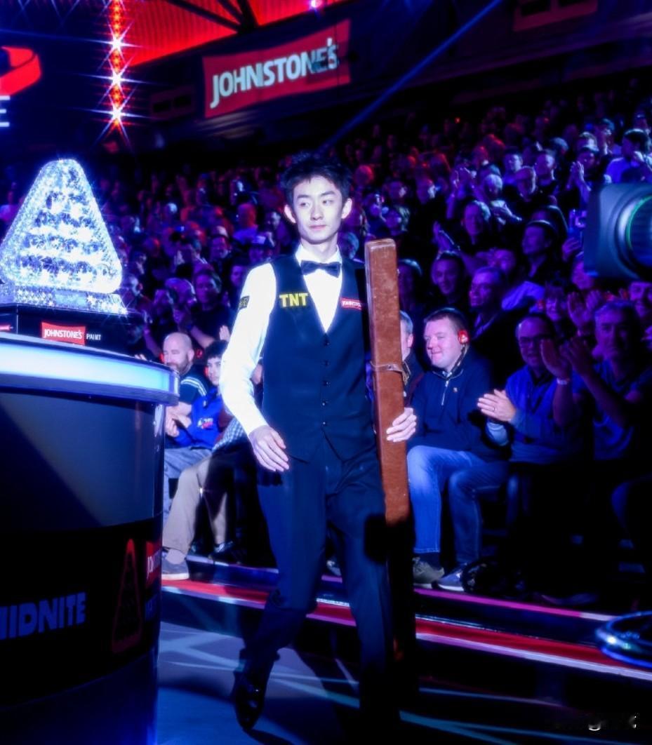 2026年斯诺克大师赛1/4决赛，中国00后新星吴宜泽上演横扫好戏，以6-0的比