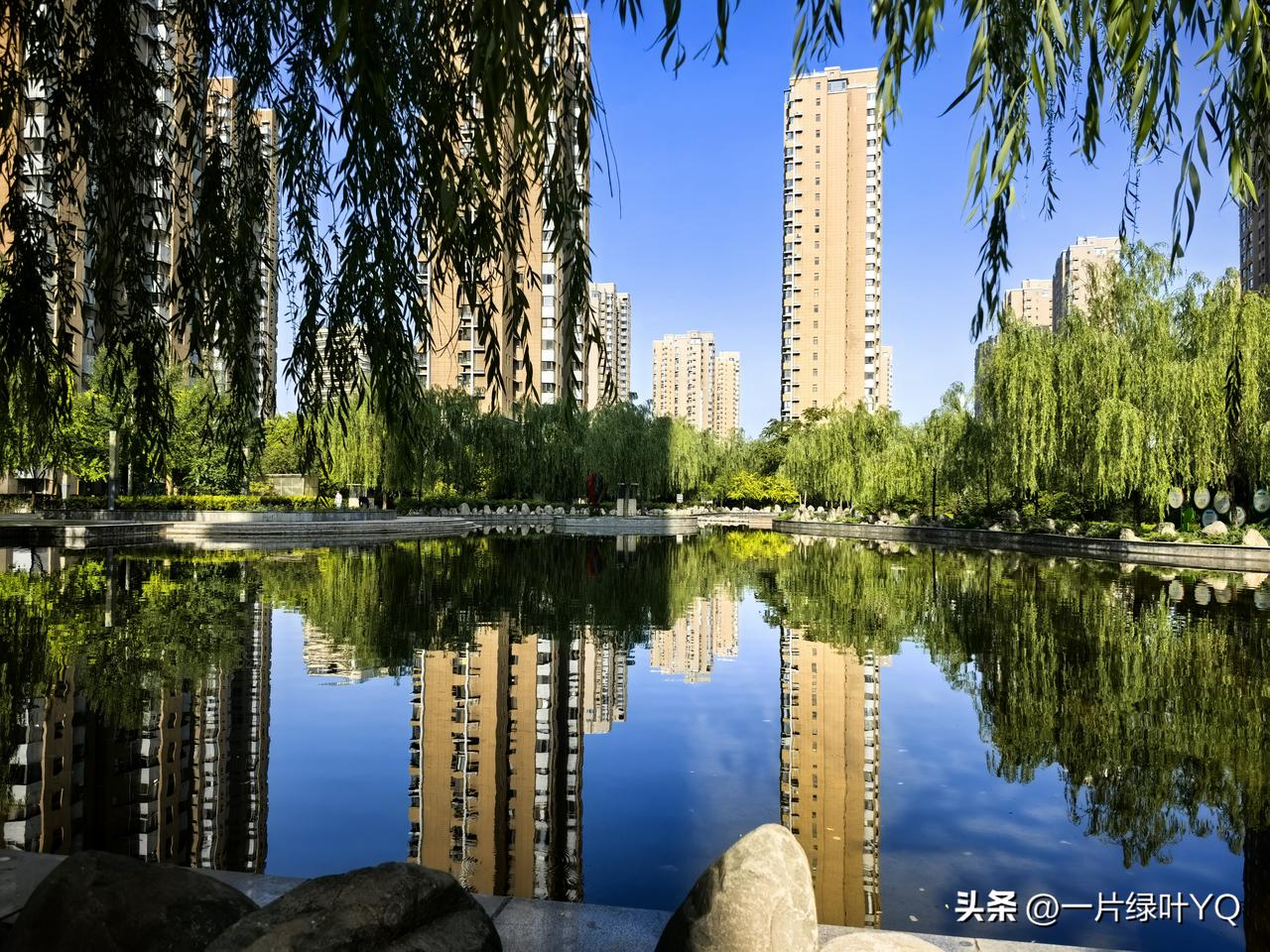 风吹绿水千层浪
雾绕青山万叠屏