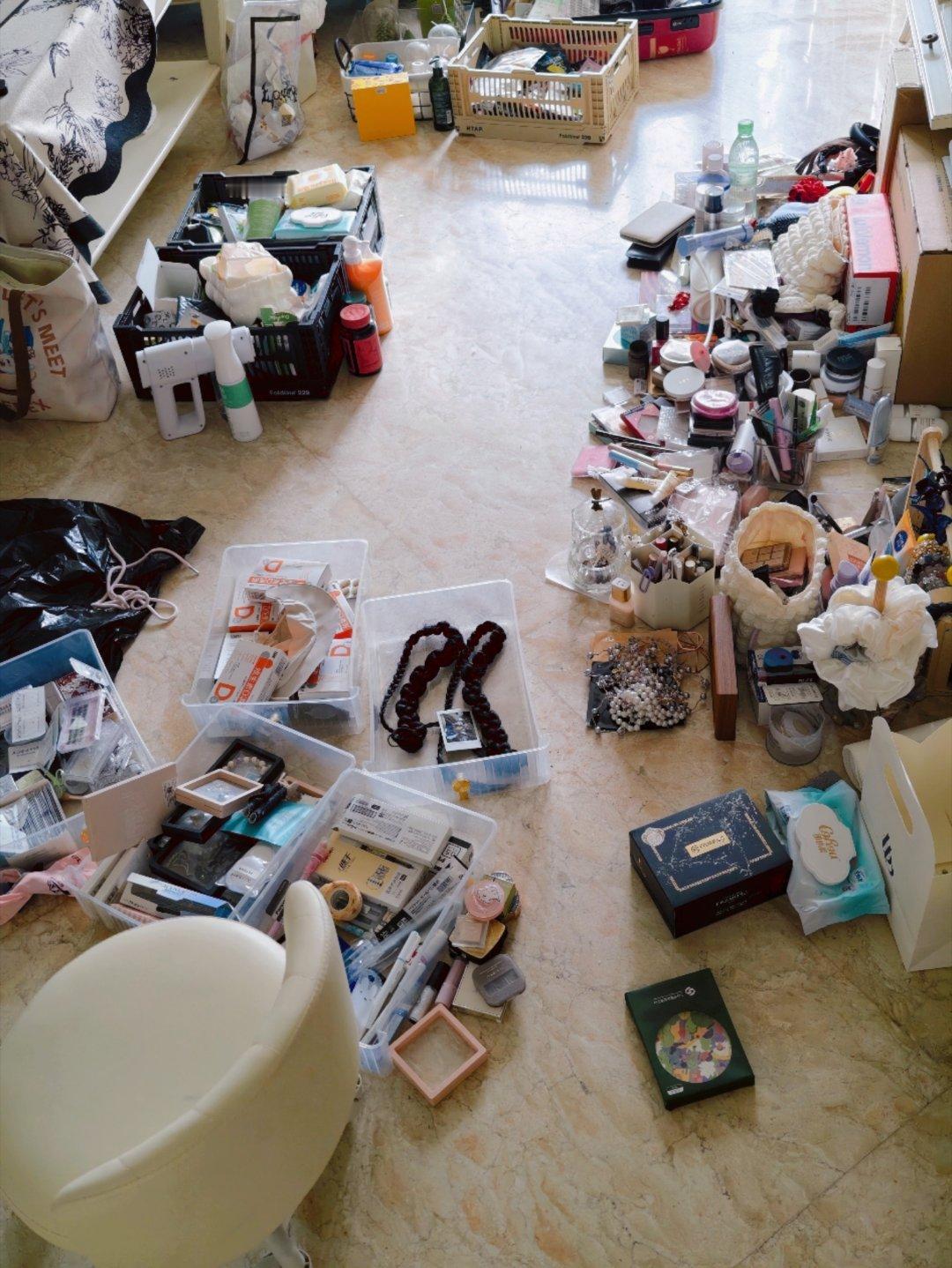 我也不知道我怎么会有这么多乱七八糟的化妆品和首饰收拾了一下午终于规整了一些[捂嘴