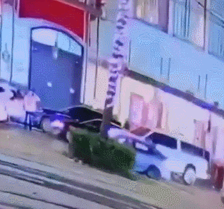 日前美国媒体发布的监控视频显示，美国新奥尔良袭击者驾驶一辆皮卡车驶过一辆巡警车，