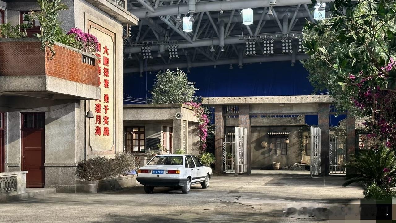 小城大事这么多场景居然是在棚内拍摄的，我说怎么看着怪怪的。

明明是很有年代感的