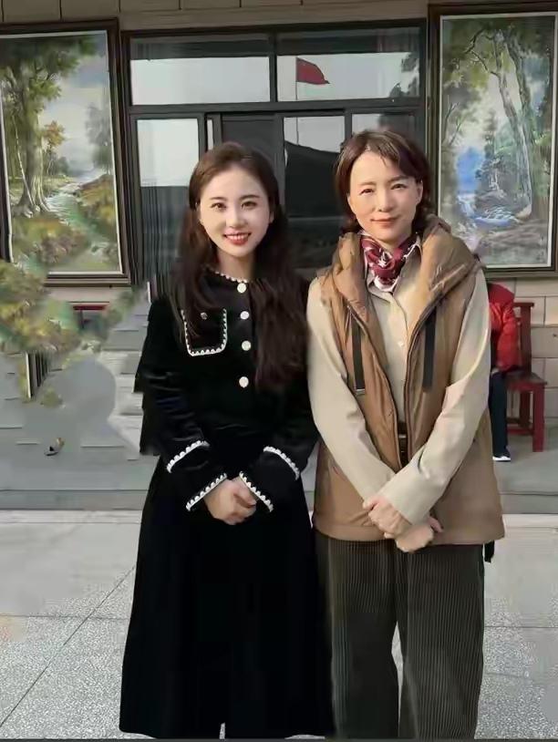 镜头中的董卿衣着休闲，胖瘦合度，浅淡春山，额宽唇薄，发型不够精致，眼角稍显耷拉，