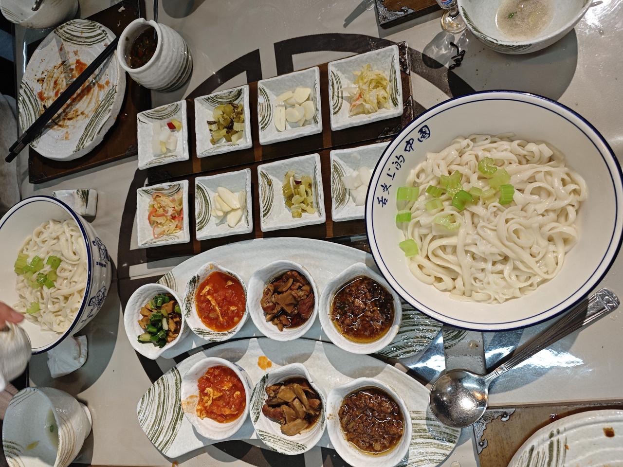 一碗“复杂面”

应朋友之邀，到西安东关正街吃一碗真正的“复杂面”。“复杂面”是