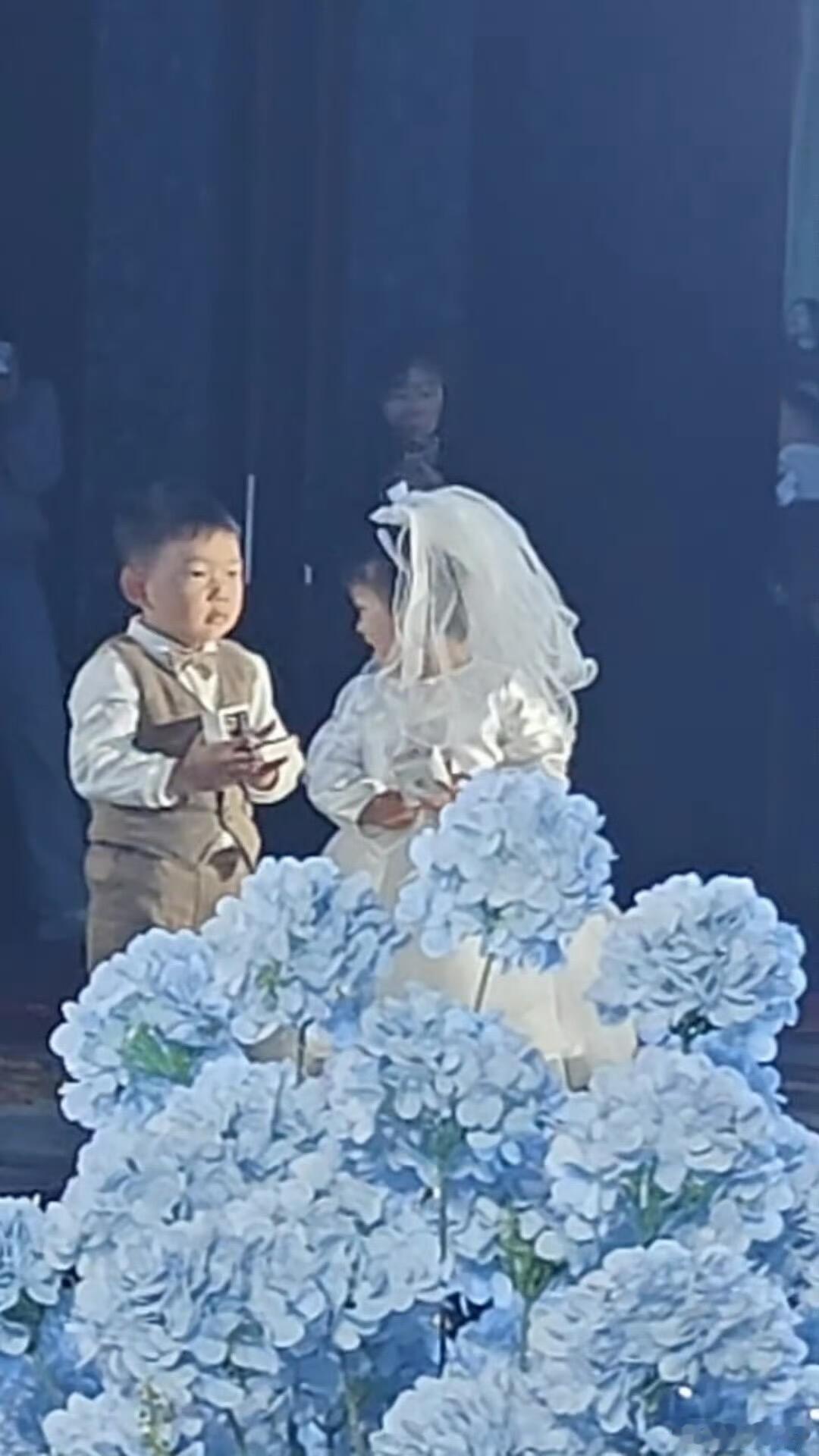艾登给黄雅琼当花童艾登：原谅捧戒指的我盛装出席只为祝福你💍登:感谢你特别邀请，
