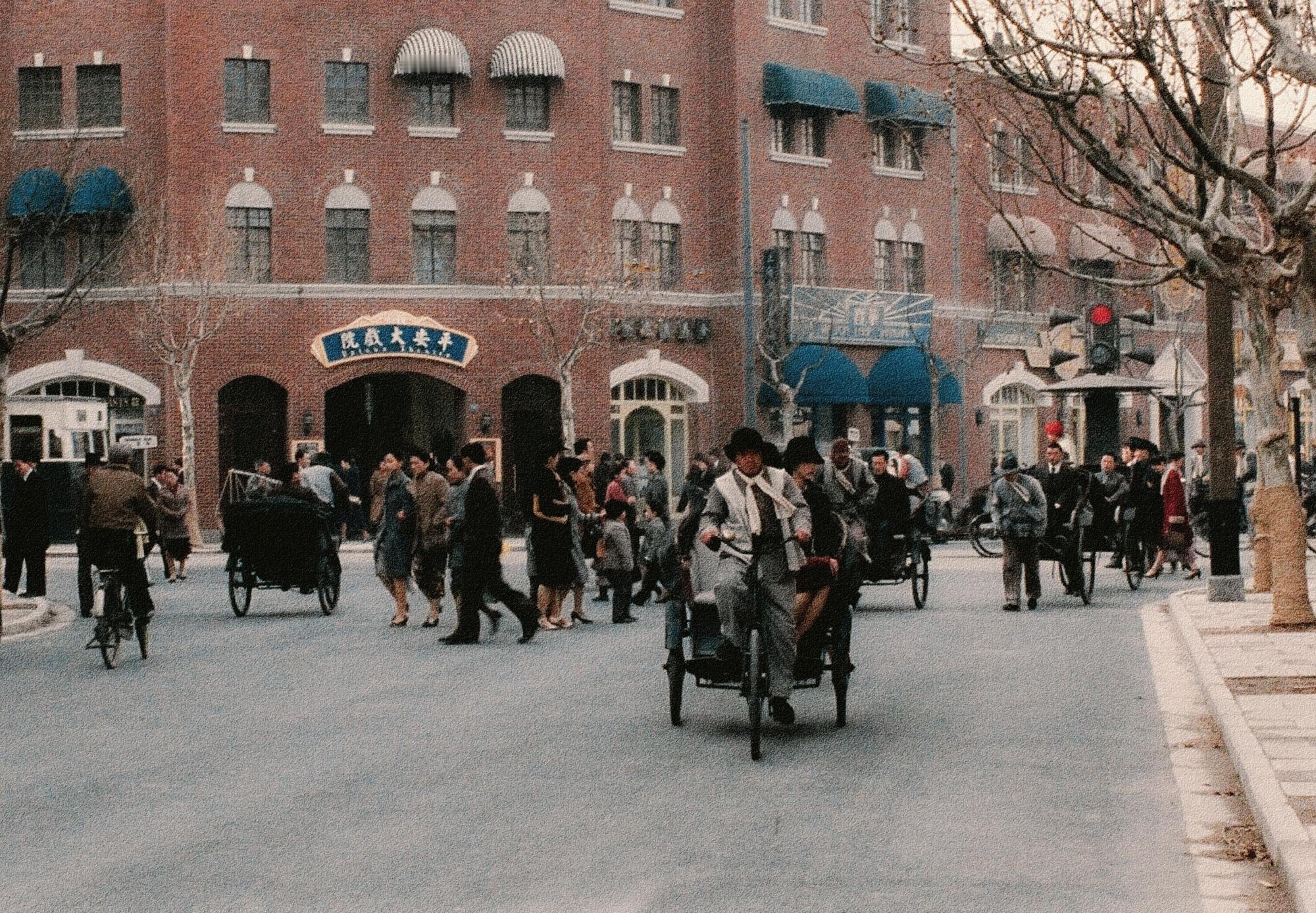 中国人基本自一出生，就受困于生存压力的困扰，这影响许多人一生的抉择。 为了不被饿