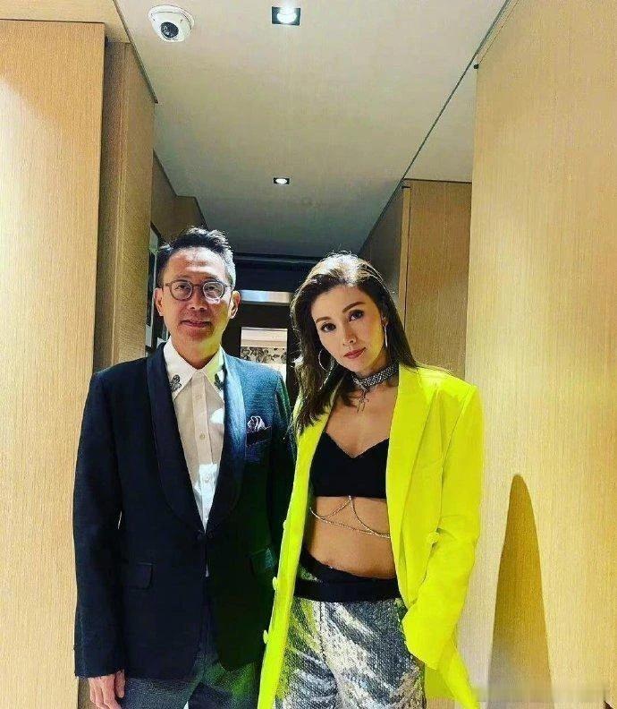 李嘉欣这颜值，简直是不老传说，岁月对她来说就是摆设。再看看她老公，直接被她熬成了