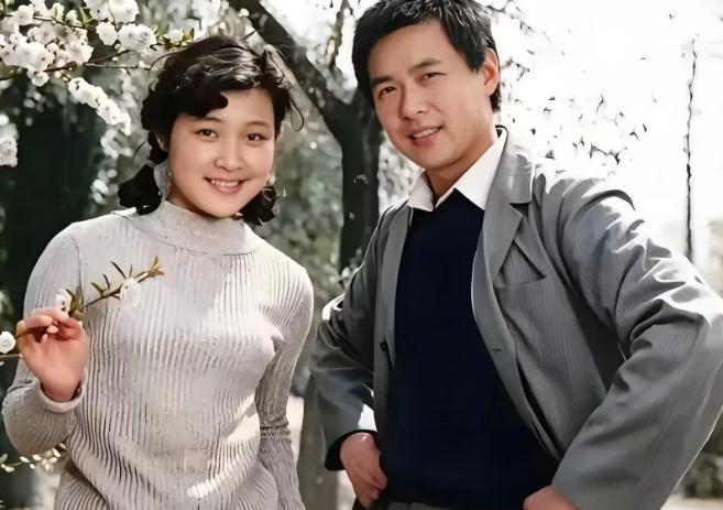 陈冲和迟志强，40多年的变化。早年是同期获奖的同行、点头熟人。 
 
1979年